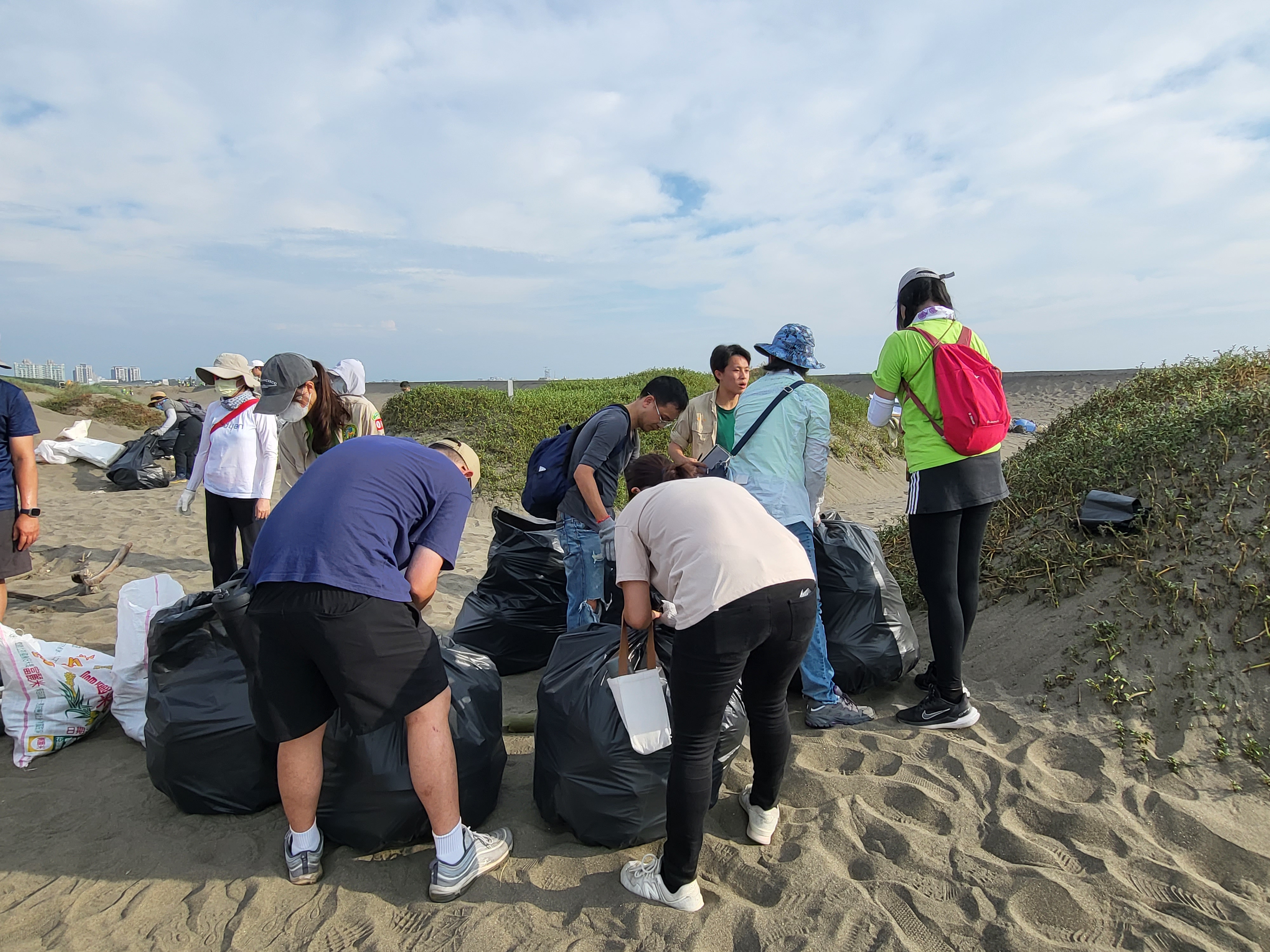 Arcadyan marks International Coastal Cleanup Day by collecting 2,300 kg of marine waste. 3