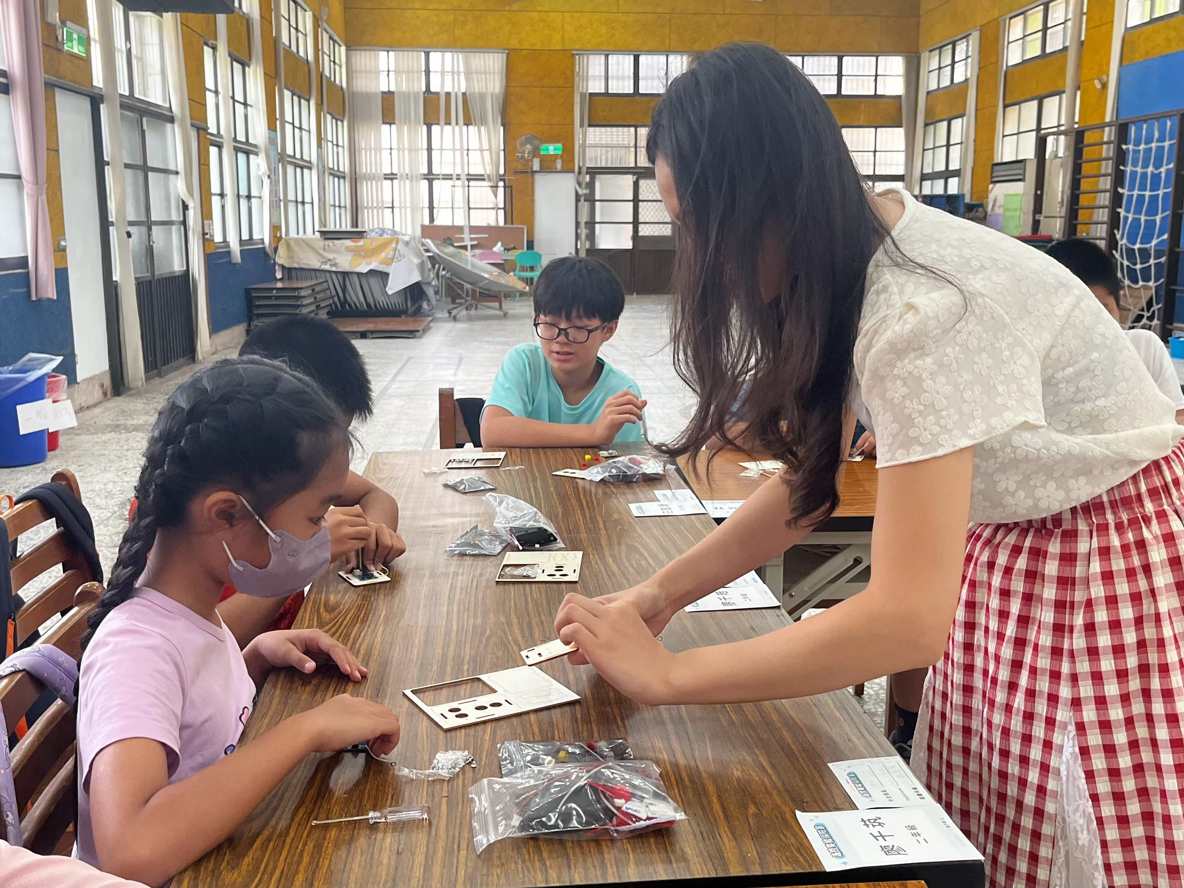 Arcadyan Holds First STEM English Camp, Exploring the Future Hands-On with Hsinchu Students 3