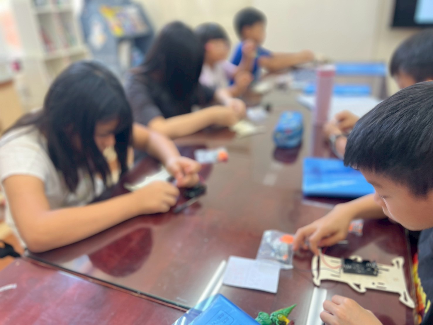 Arcadyan Holds First STEM English Camp, Exploring the Future Hands-On with Hsinchu Students 1