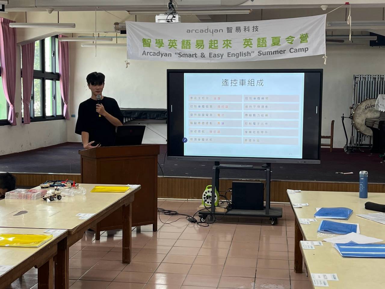 Arcadyan Holds First STEM English Camp, Exploring the Future Hands-On with Hsinchu Students 4